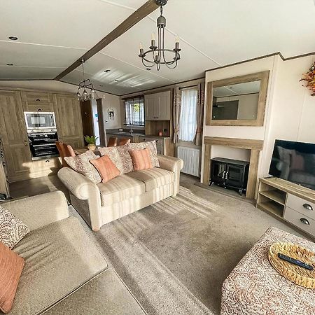 Stunning 8 Berth Caravan With Decking At Kessingland Beach Ref 90017D Benacre エクステリア 写真