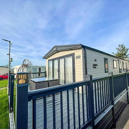 Stunning 8 Berth Caravan With Decking At Kessingland Beach Ref 90017D Benacre エクステリア 写真