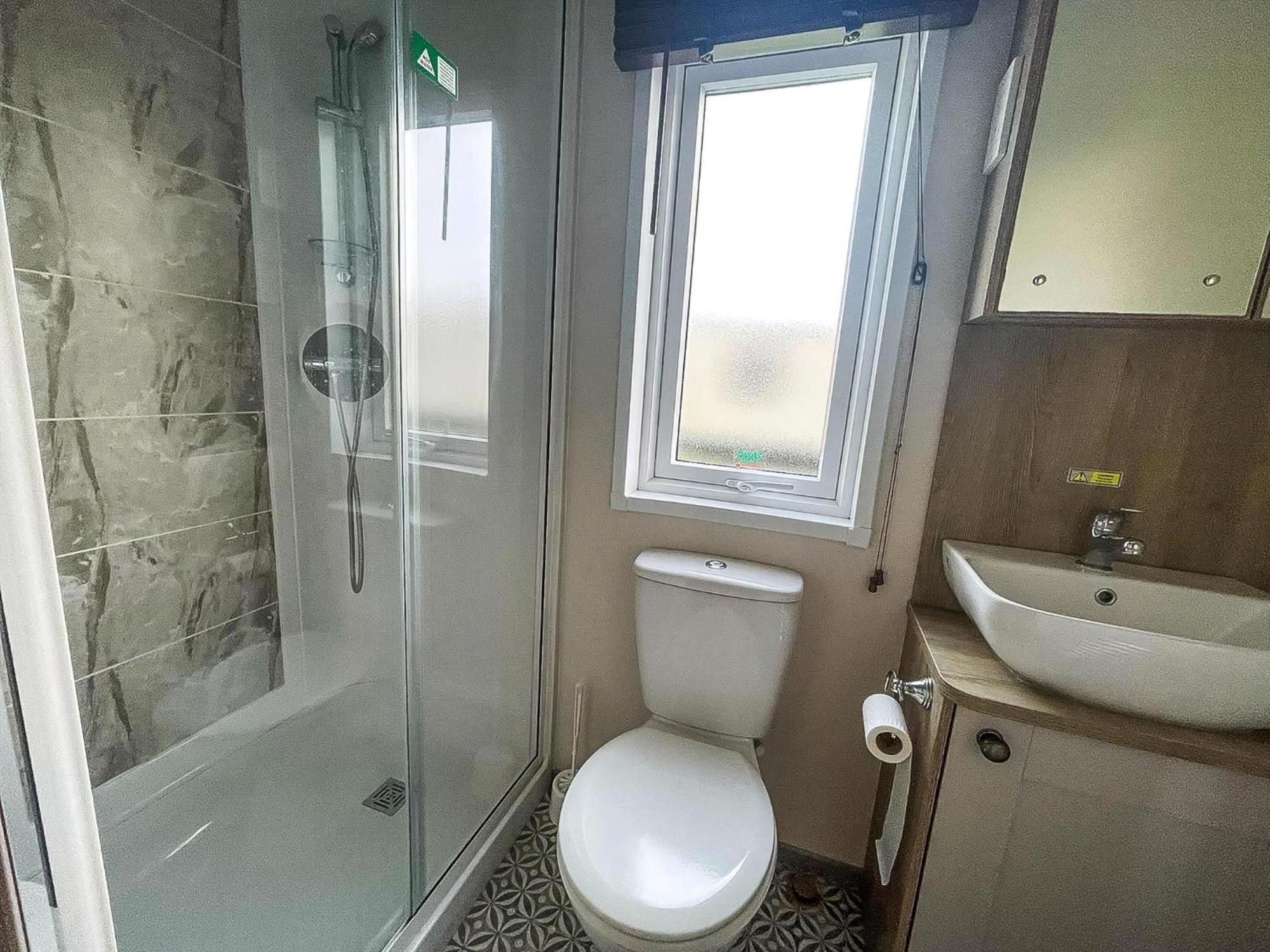 Stunning 8 Berth Caravan With Decking At Kessingland Beach Ref 90017D Benacre エクステリア 写真