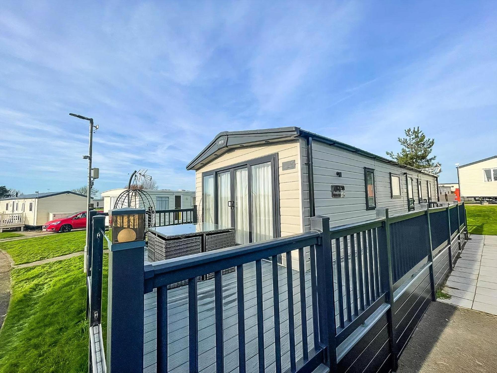 Stunning 8 Berth Caravan With Decking At Kessingland Beach Ref 90017D Benacre エクステリア 写真